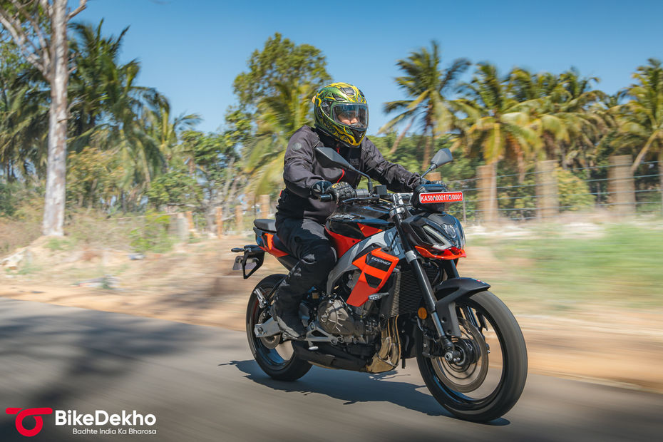 Aprilia Tuono 457 Riding Posture