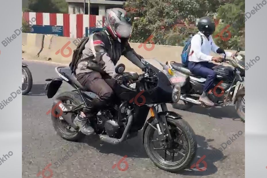 Triumph Thruxton 400 Spied