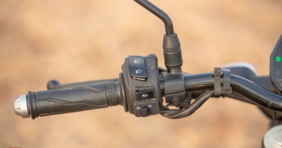Yamaha MT-15 V2 switches