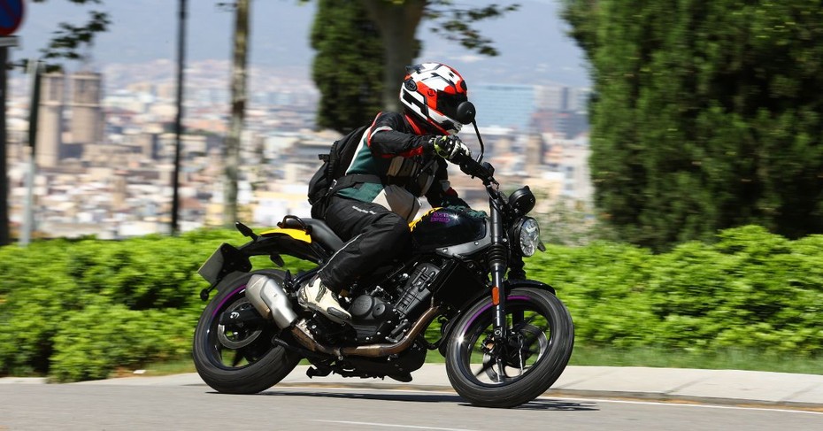 Royal Enfield Guerrilla 450 cornering Royal Enfield Guerrilla 450