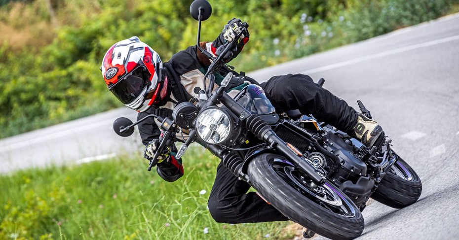 Royal Enfield Guerrilla 450 Spirited riding Royal Enfield Guerrilla 450