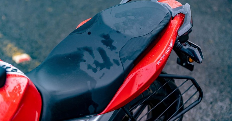 TVS RTR 160 4V Racing Red Seat TVS RTR 160 4V Racing Red Seat