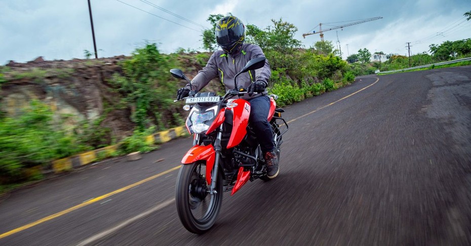 TVS RTR 160 Racing Red Riding Shot TVS RTR 160 Racing Red Riding Shot