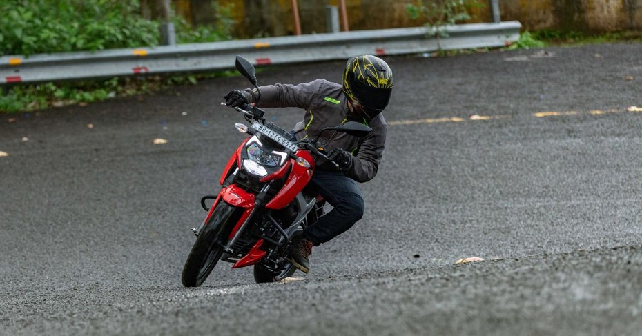 TVS RTR 160 Racing Red Riding Shot TVS RTR 160 Racing Red Riding Shot