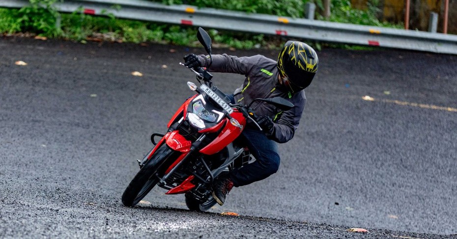 TVS RTR 160 Racing Red Riding Shot TVS RTR 160 Racing Red Riding Shot