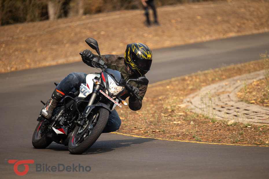 Bajaj Pulsar NS 200 Cornering 