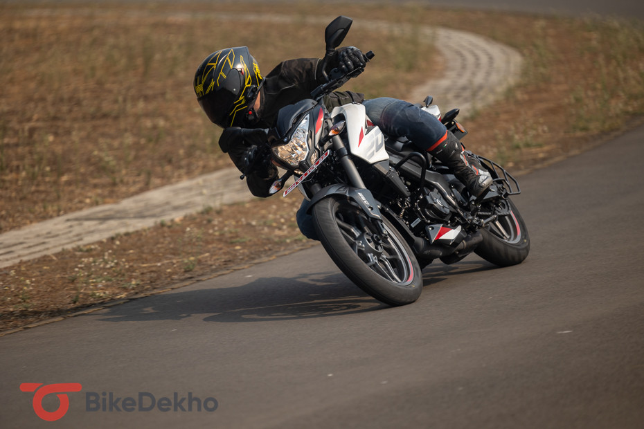 Bajaj Pulsar NS 200 Cornering 