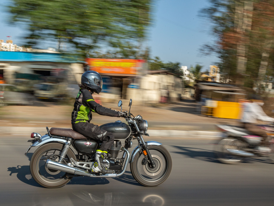 Honda H'ness CB530 Riding Shot
