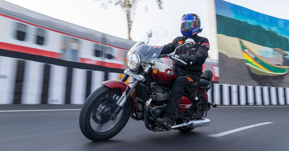 Royal Enfield Super Meteor 650 Handling Royal Enfield Super Meteor 650 Handling