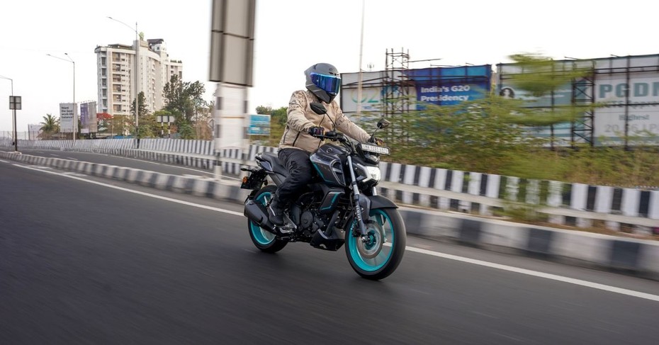 Yamaha FZ-S Fi Hybrid Stance