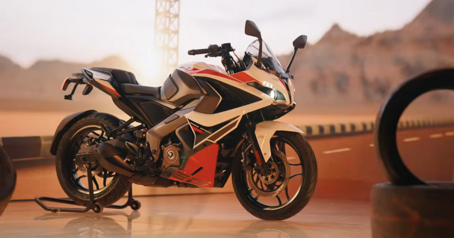 Bajaj Pulsar RS200 Pearl Metallic White