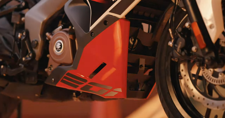 Bajaj Pulsar RS200 Pearl Metallic White Engine