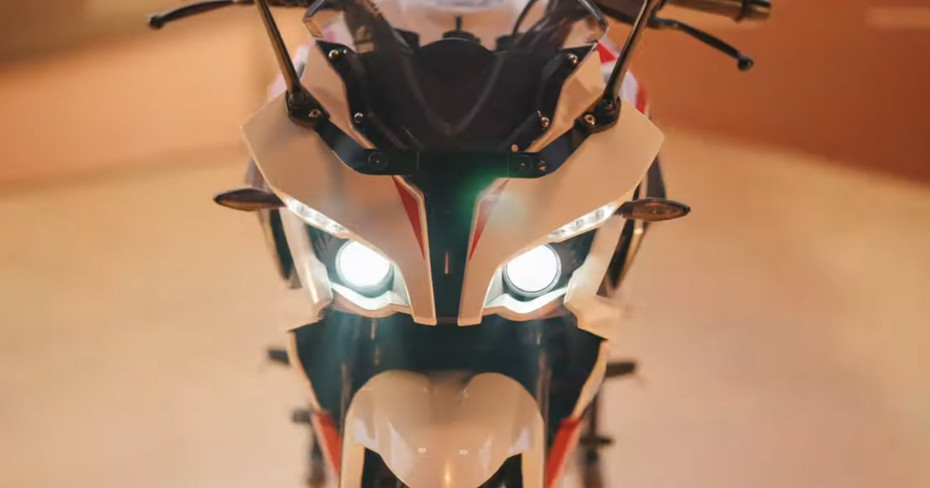 Bajaj Pulsar RS200 Pearl Metallic White Projector Lights