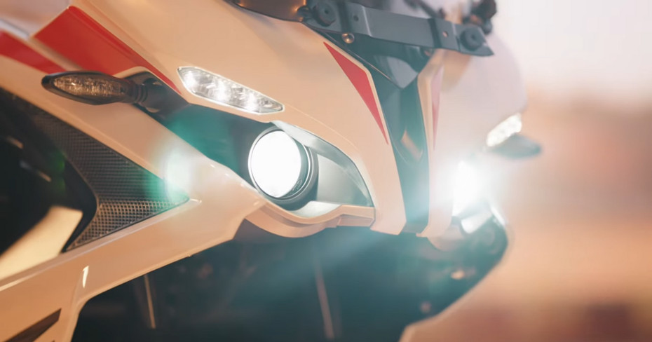 Bajaj Pulsar RS200 Pearl Metallic White Projector Lights