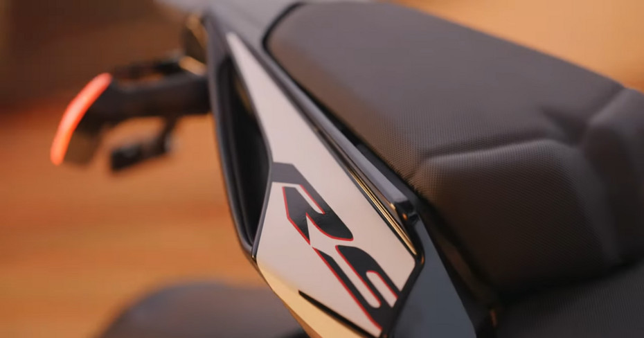 Bajaj Pulsar RS200 Pearl Metallic White Grab Rails