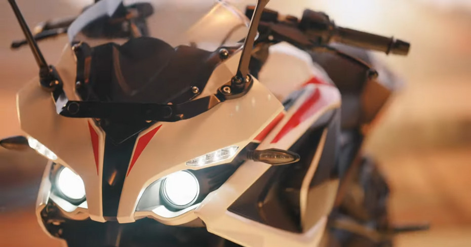 Bajaj Pulsar RS200 Pearl Metallic White Projector Lights 