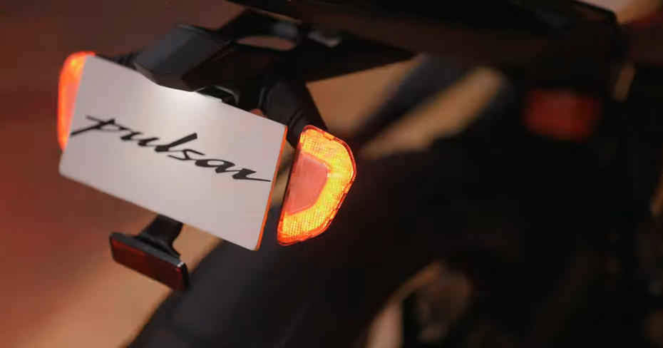 Bajaj Pulsar RS200 Pearl Metallic White Tail Section