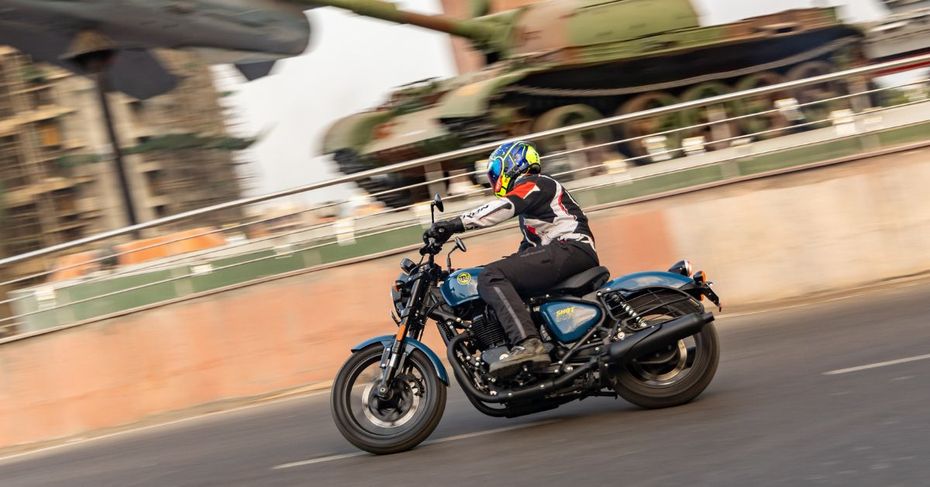 Royal Enfield Shotgun 650 Cornering Shot