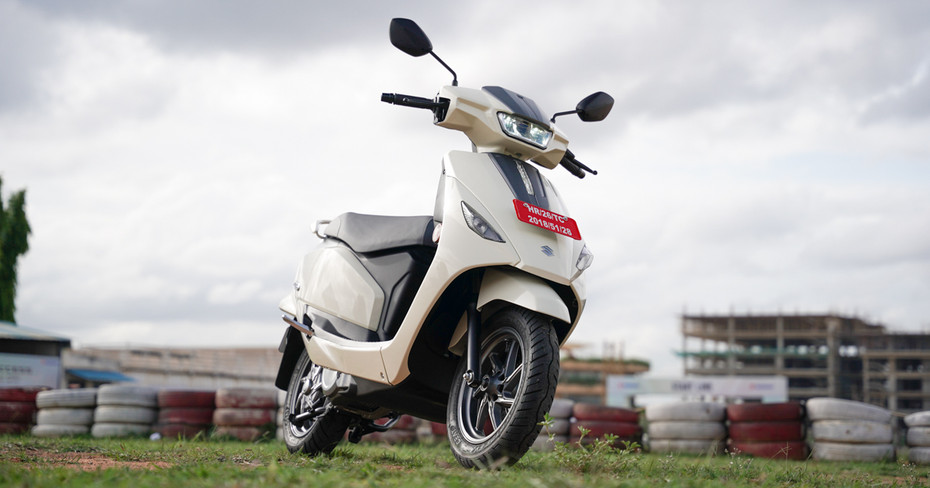 Suzuki e-Access  Pearl Grace White and Metallic Mat Fibroin Gray