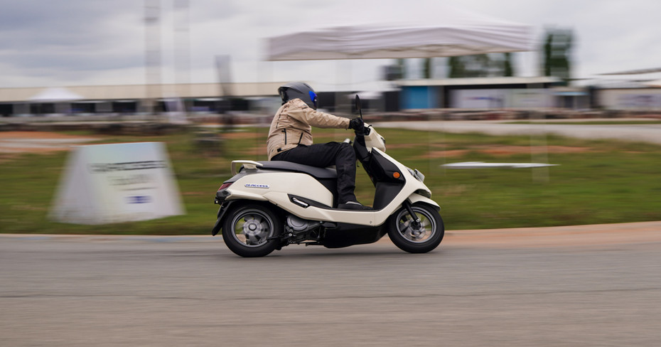 Suzuki e-Access Cornering Shot