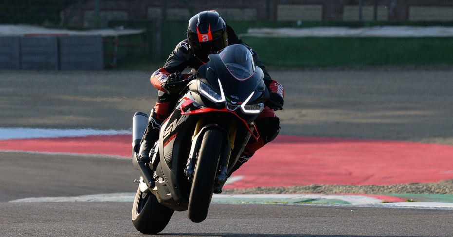 Aprilia RSV4 Wheelie Aprilia RSV4 Wheelie