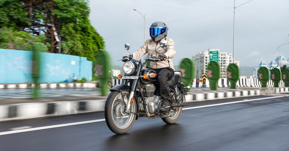 Royal Enfield Bullet 350 Riding Shot Royal Enfield Bullet 350 Riding Shot