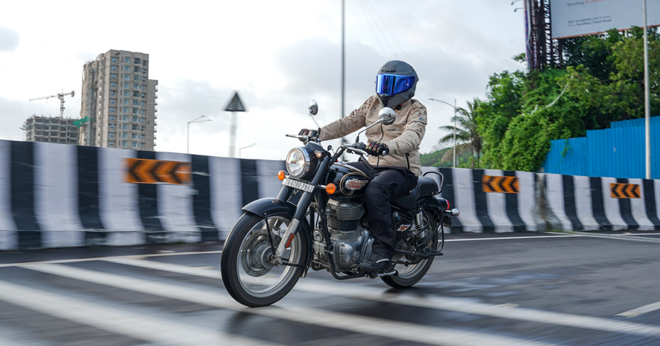 Royal Enfield Bullet 350 Riding Shot Royal Enfield Bullet 350 Riding Shot