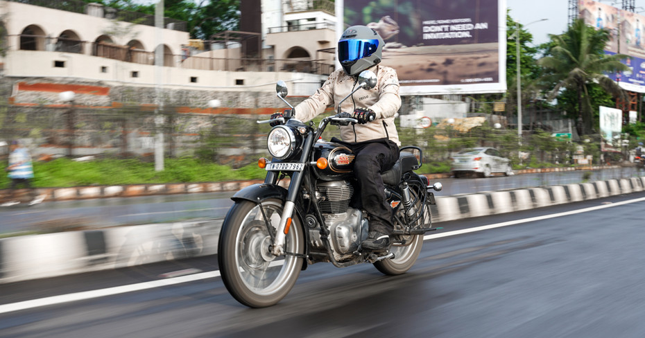 Royal Enfield Bullet 350 Riding Shot Royal Enfield Bullet 350 Riding Shot
