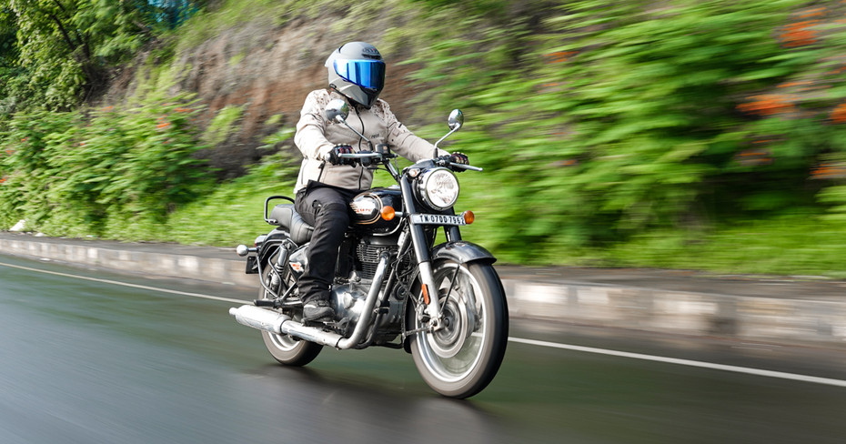 Royal Enfield Bullet 350 Riding Shot Royal Enfield Bullet 350 Riding Shot