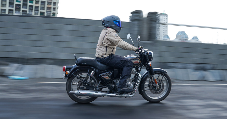 Royal Enfield Bullet 350 Riding Shot Royal Enfield Bullet 350 Riding Shot