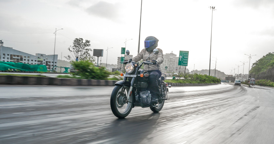 Royal Enfield Bullet 350 Riding Shot Royal Enfield Bullet 350 Riding Shot