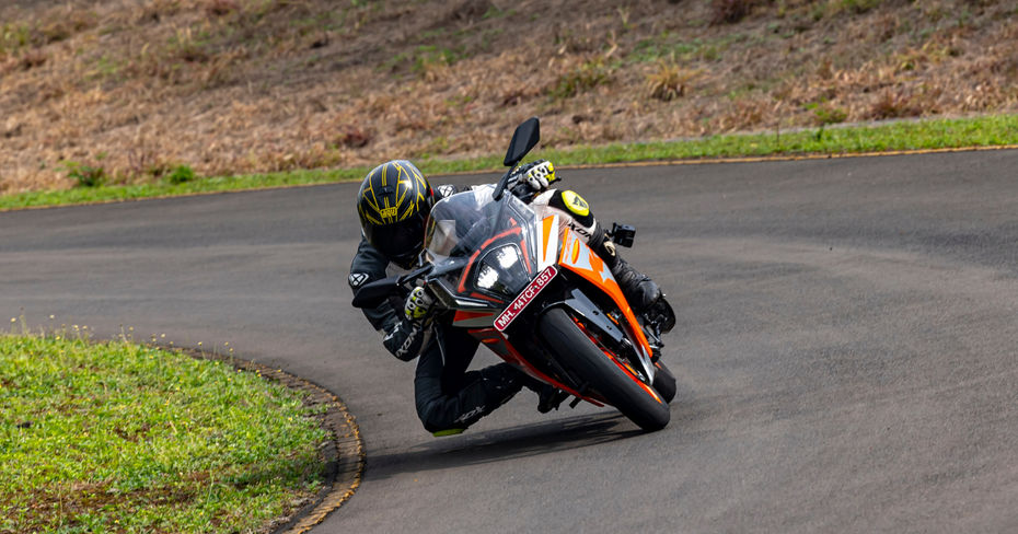 KTM RC 200 Leaning KTM RC 200 Leaning
