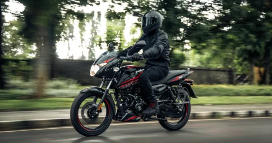 Bajaj Pulsar 150 Riding Shot Bajaj Pulsar 150 Riding Shot