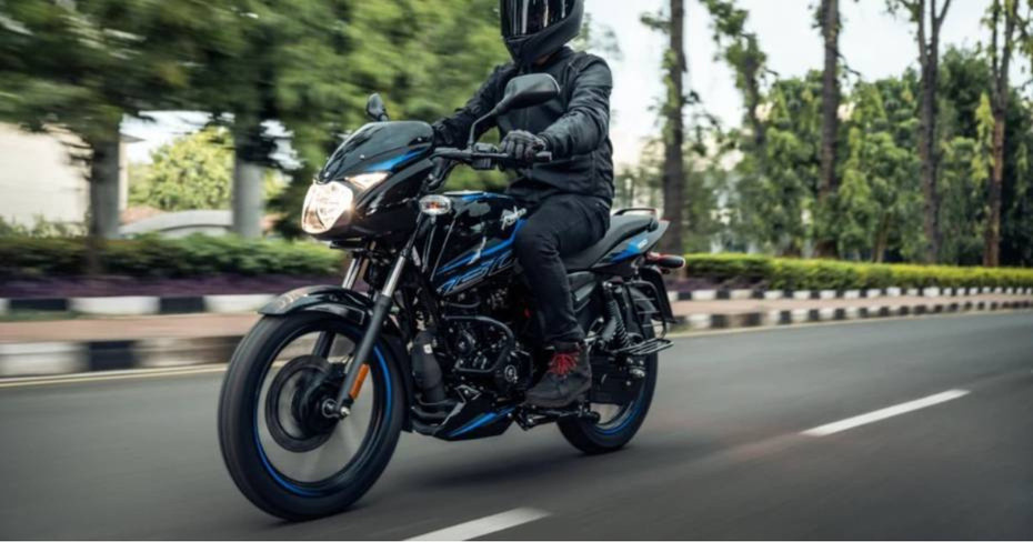 Bajaj Pulsar 150 Riding Shot Bajaj Pulsar 150 Riding Shot