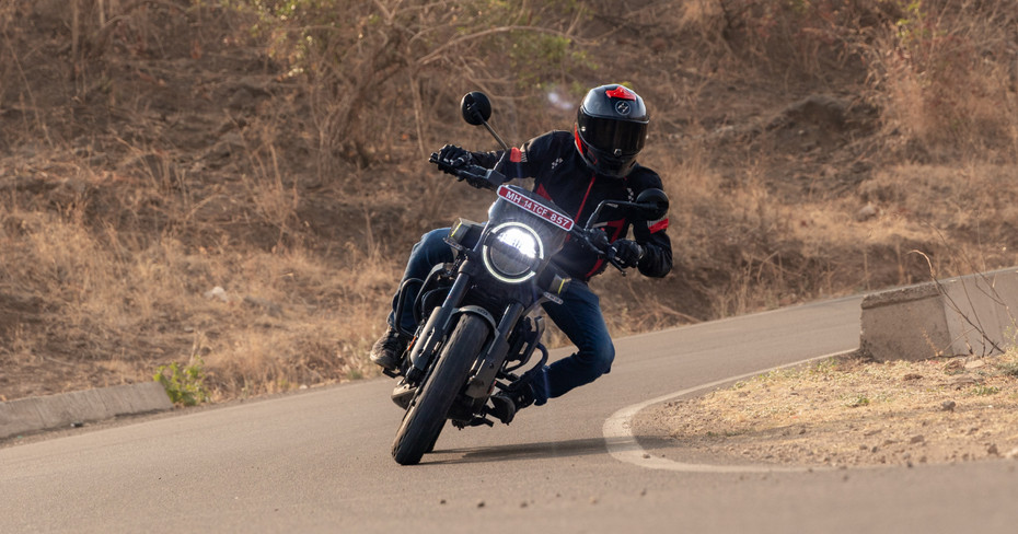 Husqvarna Svartpilen 401 Cornering Shot