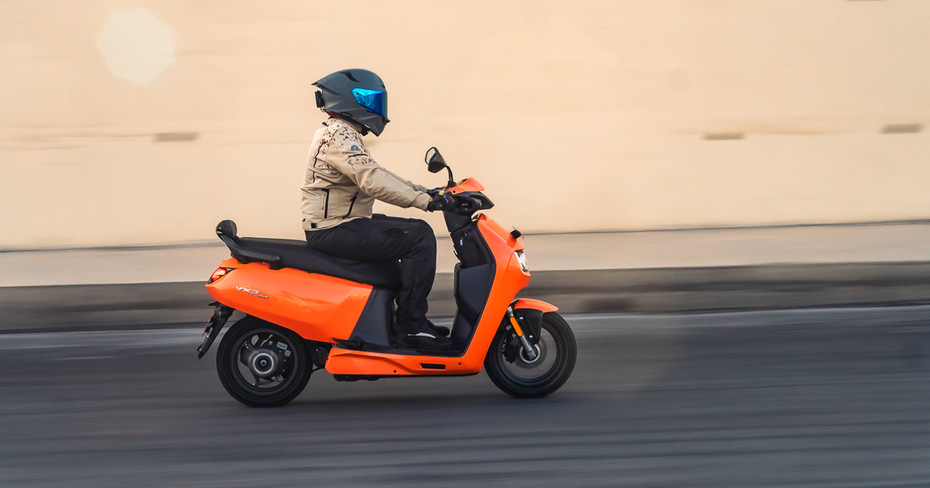 Vida VX2 Side Profile City Riding Shot