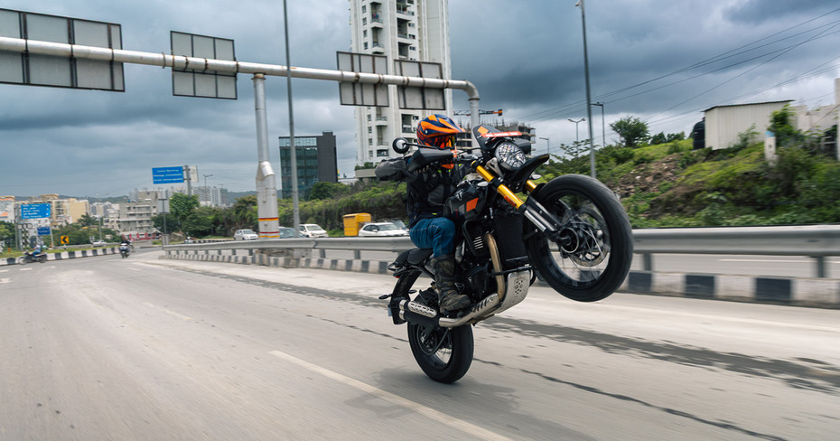 Triumph Scrambler 400 XC Wheelie
