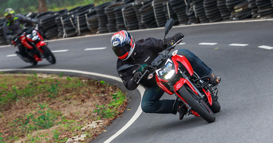 TVS Apache RTR 160 4V Cornering TVS Apache RTR 160 4V Cornering