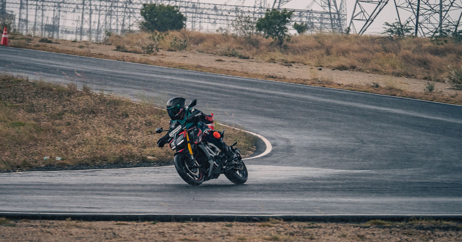 2025 TVS Apache RTR 310 Cornering Shot In Rain 2025 TVS Apache RTR 310 Cornering Shot In Rain