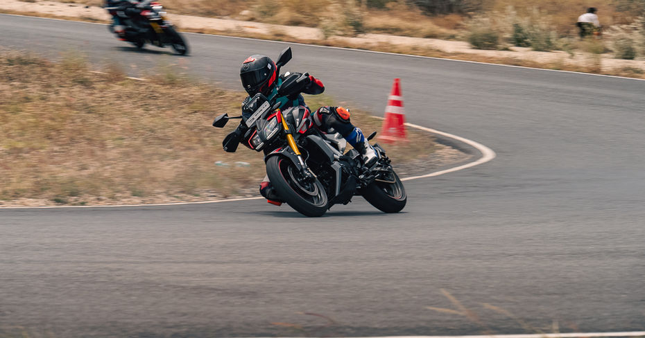 2025 TVS Apache RTR 310 Cornering 2025 TVS Apache RTR 310 Cornering