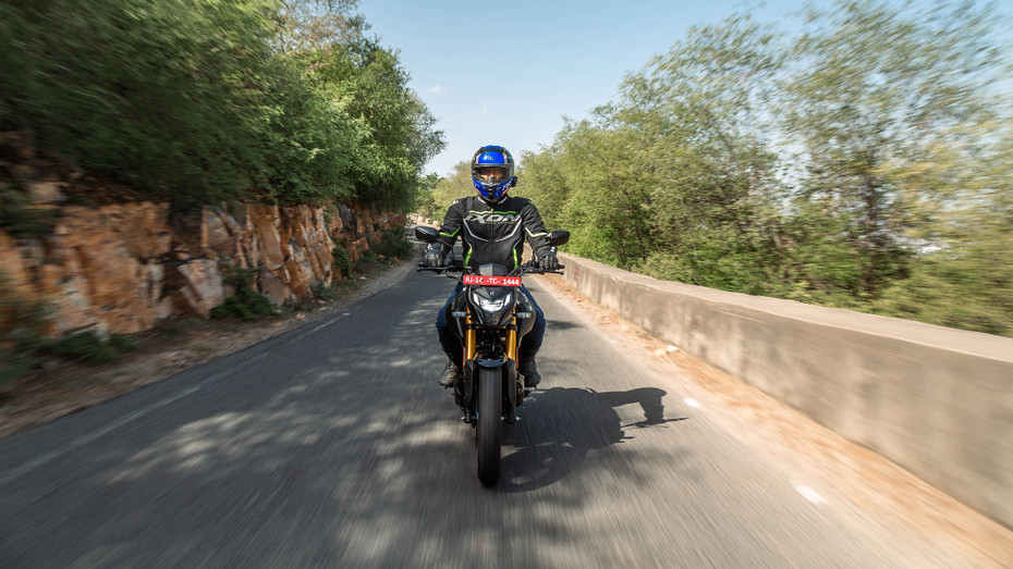 Hero Xtreme 160R 4V Front Riding Shot