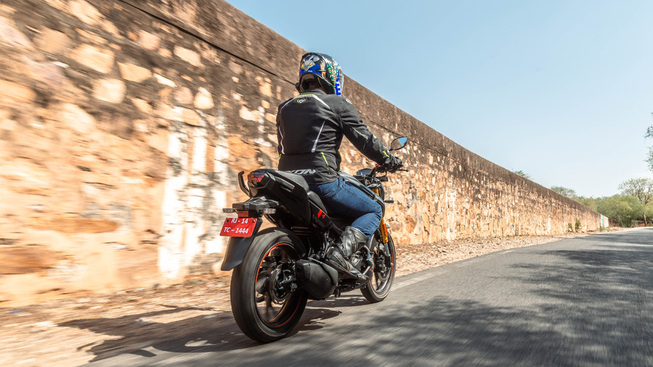 Hero Xtreme 160R 4V City Riding Shot