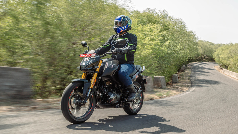 Hero Xtreme 160R 4V Highway Riding Shot