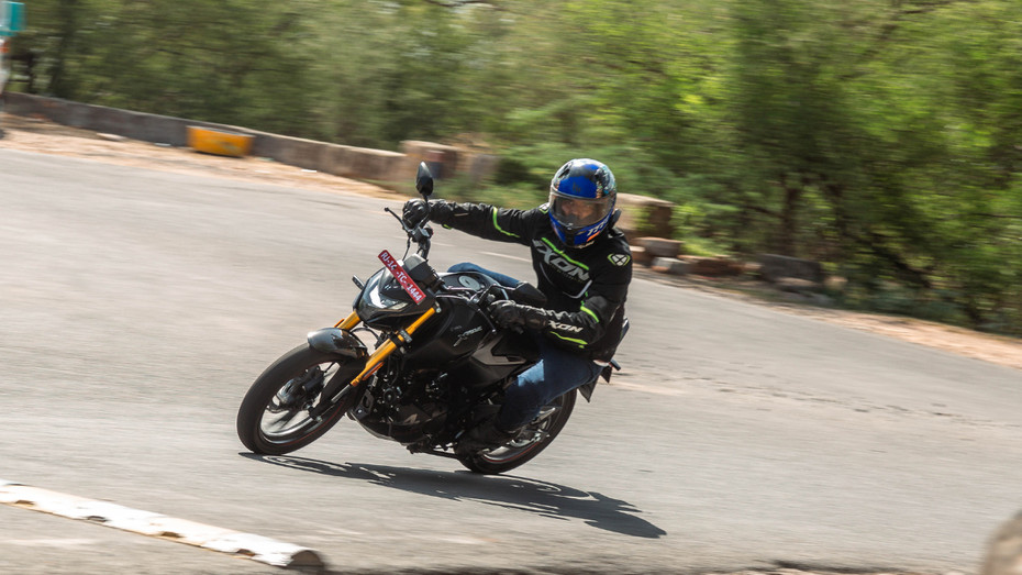 Hero Xtreme 160R 4V Cornering Shot