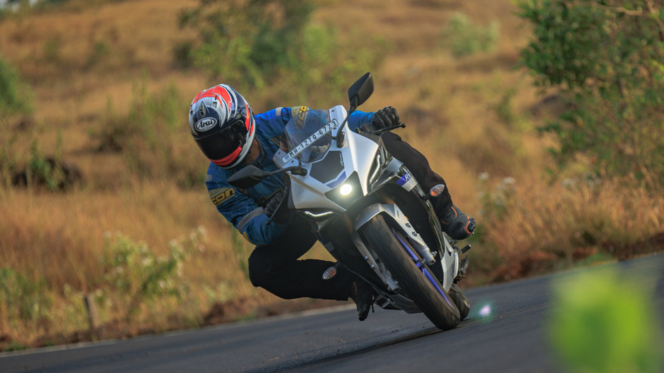 Yamaha R15 V4 Cornering