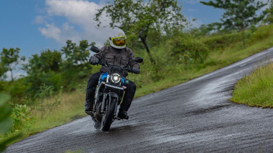 Yamaha FZ-X Cornering Yamaha FZ-X