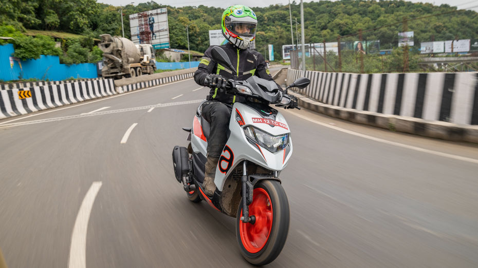 Aprilia SR 175 Cornering Aprilia SR 175 Cornering