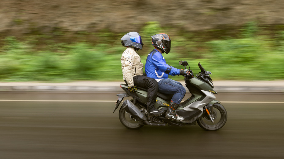 Hero Xoom 160 Riding In The City