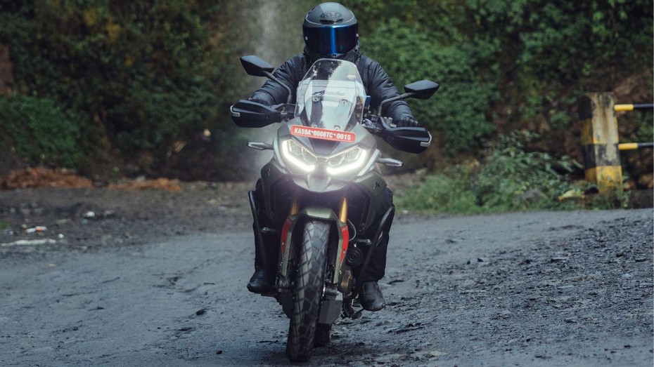 TVS Apache RTX 300 Front TVS Apache RTX 300 Front