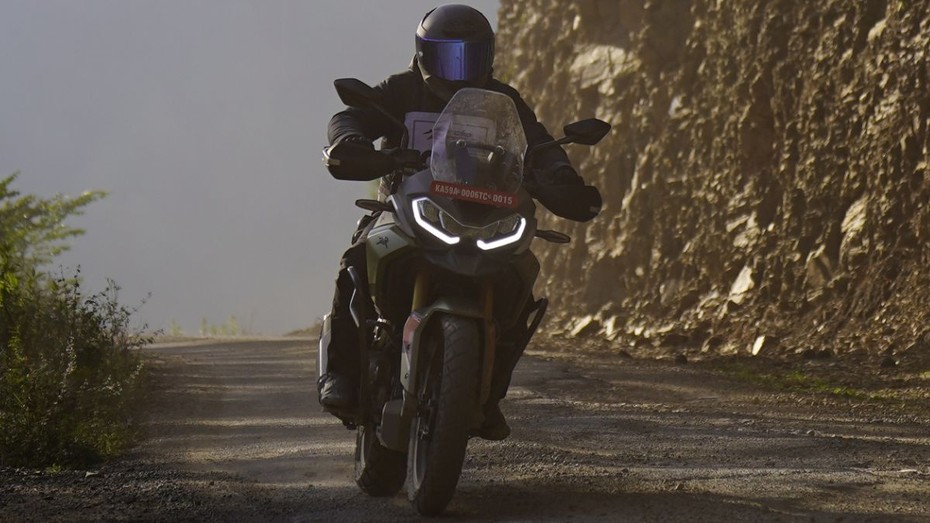 TVS Apache RTX 300 Cornering TVS Apache RTX 300 Cornering